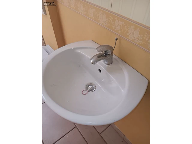 Lot 11 - bad, toilet en lavabo - afbeelding 4 van  5