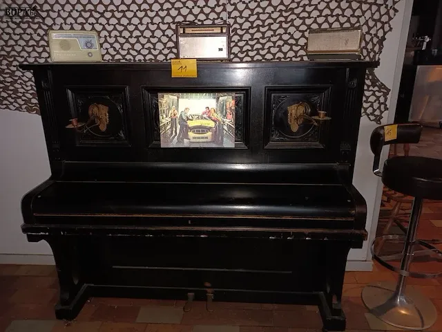 Lot 11 - buffetpiano met oude radio’s - afbeelding 1 van  6