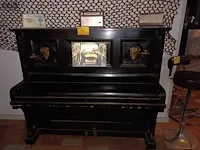 Lot 11 - buffetpiano met oude radio’s - afbeelding 1 van  6