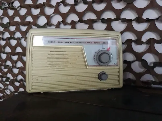 Lot 11 - buffetpiano met oude radio’s - afbeelding 3 van  6