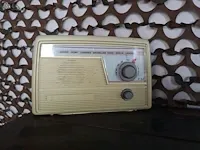 Lot 11 - buffetpiano met oude radio’s - afbeelding 3 van  6