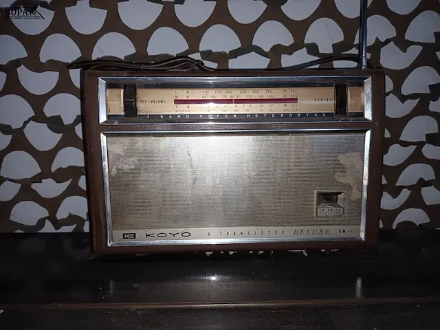 Lot 11 - buffetpiano met oude radio’s - afbeelding 4 van  6