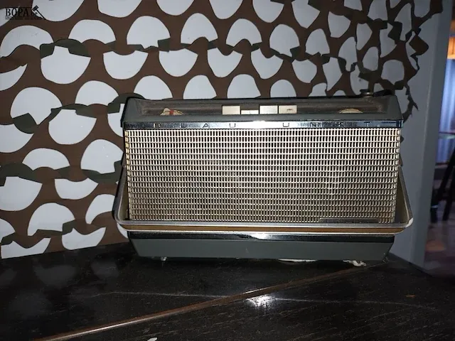Lot 11 - buffetpiano met oude radio’s - afbeelding 5 van  6