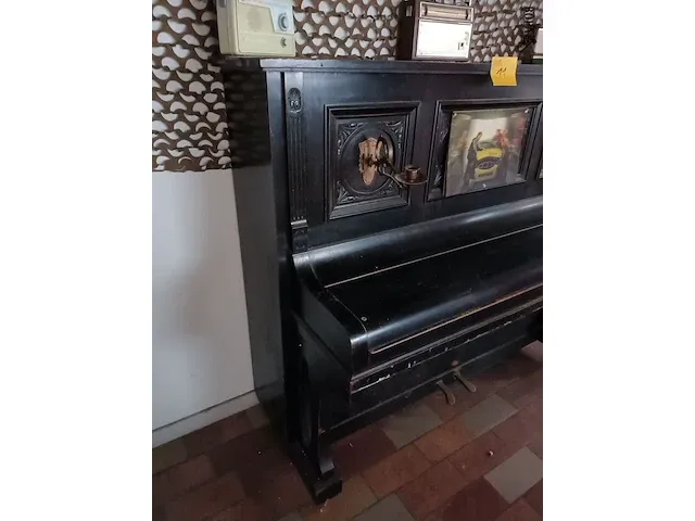 Lot 11 - buffetpiano met oude radio’s - afbeelding 6 van  6