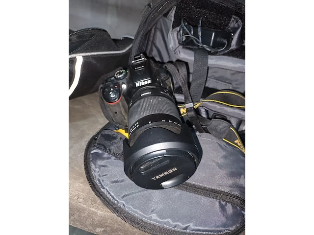 Lot 11 - digitale camera nikon met statief - afbeelding 4 van  6
