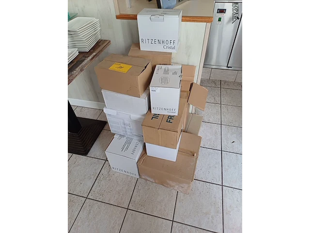Lot 11 - drinkglazen in doos - 14 dozen - afbeelding 1 van  10
