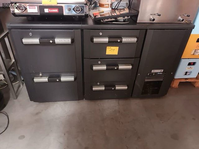 Lot 11 - gekoelde werkbank met lades - afbeelding 1 van  4