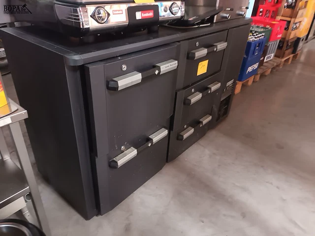 Lot 11 - gekoelde werkbank met lades - afbeelding 2 van  4