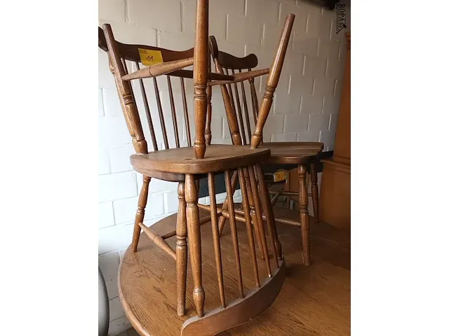 Lot 11 - houten spijlstoelen. 3 stuks - afbeelding 2 van  4