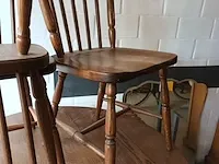 Lot 11 - houten spijlstoelen. 3 stuks - afbeelding 3 van  4