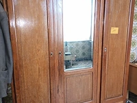 Lot 11 - kleerkast met inhoud