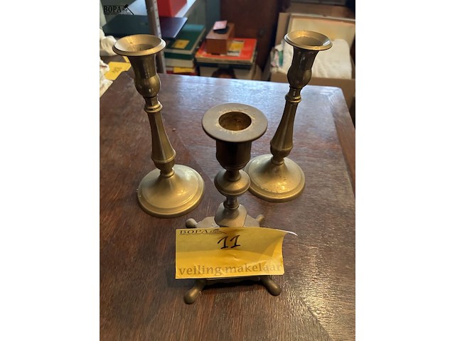 Lot 11 - koperen kandelaars, 3 stuks - afbeelding 1 van  2