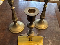 Lot 11 - koperen kandelaars, 3 stuks - afbeelding 1 van  2