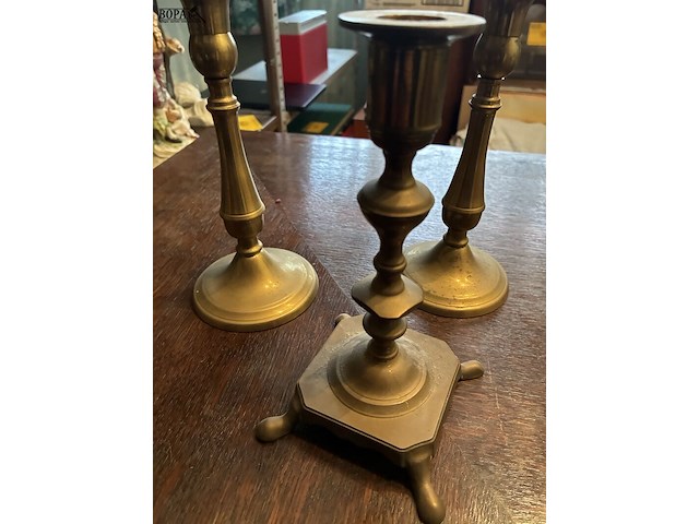 Lot 11 - koperen kandelaars, 3 stuks - afbeelding 2 van  2