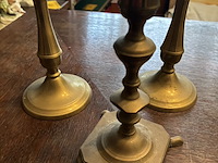 Lot 11 - koperen kandelaars, 3 stuks - afbeelding 2 van  2