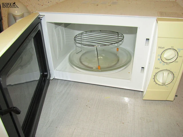 Lot 11 - microgolf, tafel, senseo en waterkoker - afbeelding 2 van  4