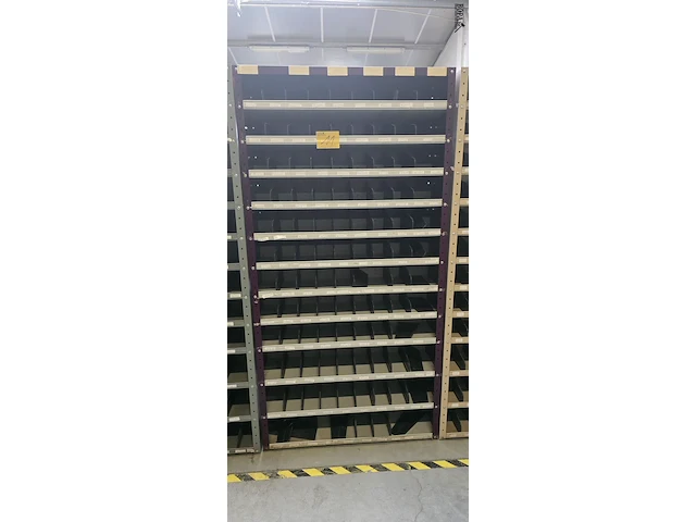 Lot 11 - open metalen kast met 12 legplanken en vakjes - afbeelding 1 van  1