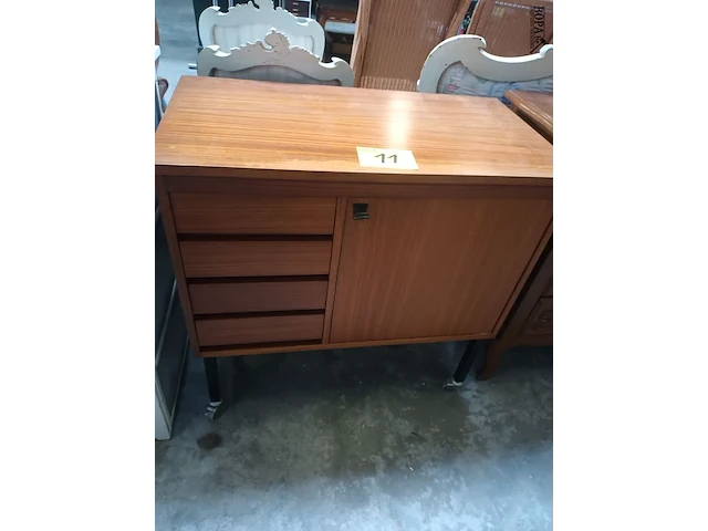 Lot 11 - retro kast op wielen - afbeelding 1 van  6