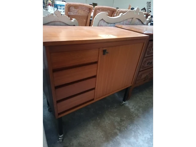Lot 11 - retro kast op wielen - afbeelding 2 van  6