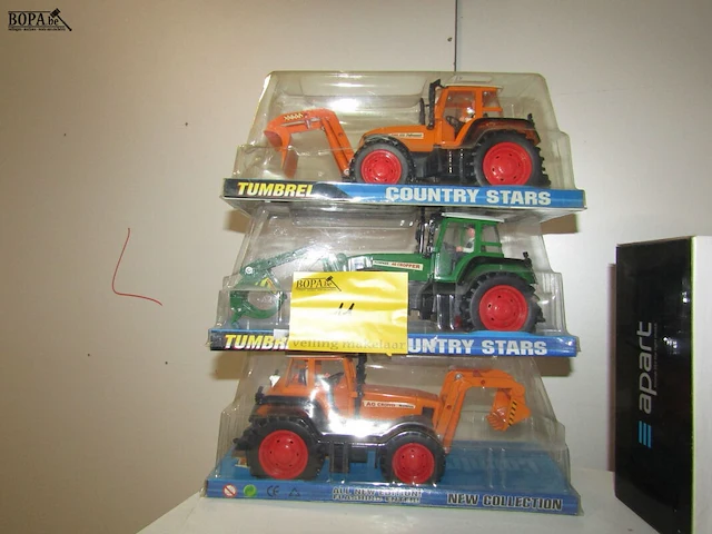 Lot 11 - speelgoed tractors - afbeelding 1 van  2