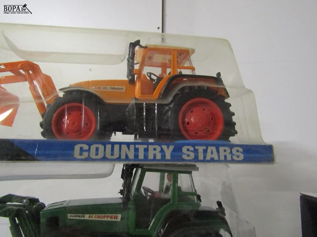Lot 11 - speelgoed tractors - afbeelding 2 van  2