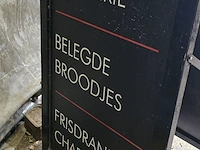 Lot 11 - stoep reclamebord met kleefletters - afbeelding 2 van  2