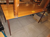 Lot 11 - tafel met metalen onderstel. 3 stuks - afbeelding 1 van  3