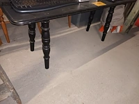 Lot 11 - zwarte houten tafel - afbeelding 1 van  4