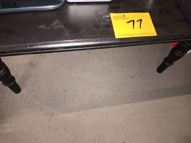 Lot 11 - zwarte houten tafel - afbeelding 4 van  4