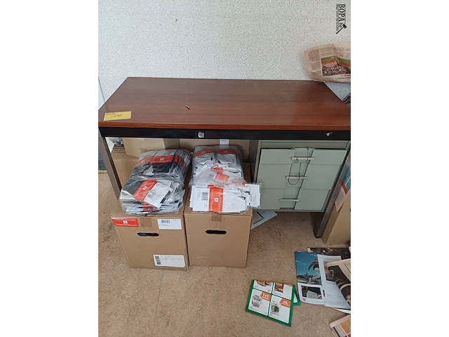 Lot 110 - bureau met lades en doos mondmaskers. 4 stuks - afbeelding 1 van  4