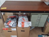 Lot 110 - bureau met lades en doos mondmaskers. 4 stuks - afbeelding 1 van  4