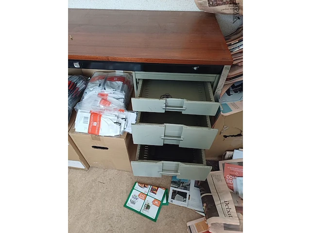 Lot 110 - bureau met lades en doos mondmaskers. 4 stuks - afbeelding 2 van  4