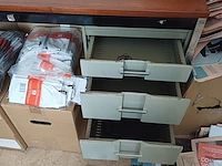 Lot 110 - bureau met lades en doos mondmaskers. 4 stuks - afbeelding 2 van  4