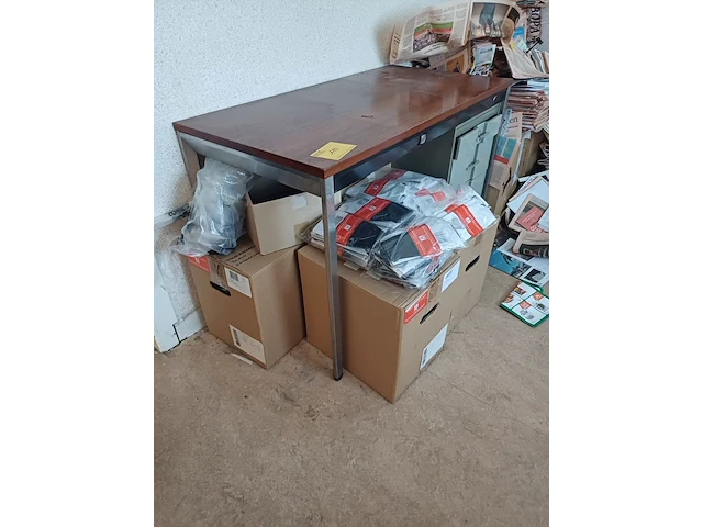 Lot 110 - bureau met lades en doos mondmaskers. 4 stuks - afbeelding 3 van  4