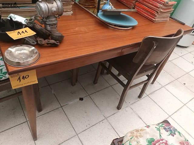 Lot 110 - houten keukentafel - afbeelding 1 van  4