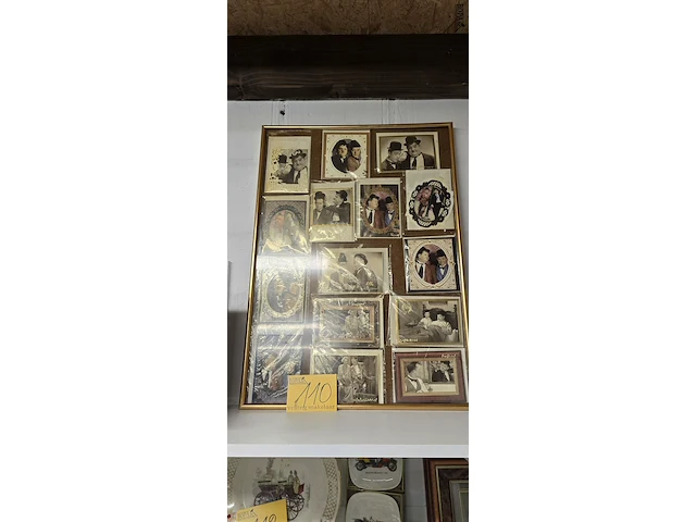 Lot 110 - kader met diverse wenskaarten van laurel & hardy - afbeelding 1 van  3