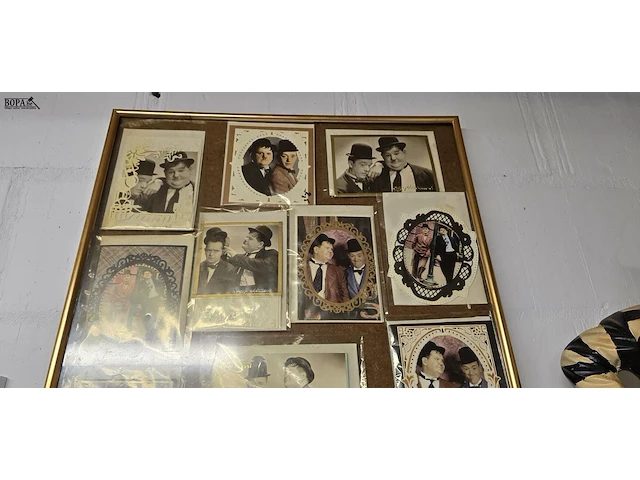 Lot 110 - kader met diverse wenskaarten van laurel & hardy - afbeelding 2 van  3