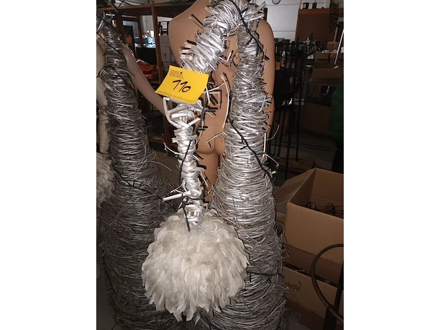Lot 110 - kerstboom modern - afbeelding 1 van  3