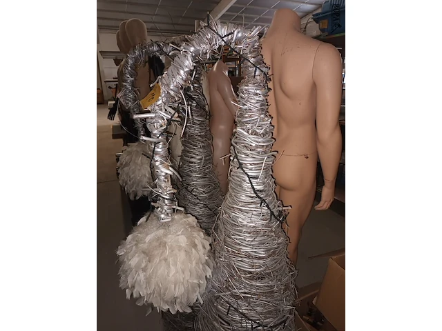 Lot 110 - kerstboom modern - afbeelding 3 van  3