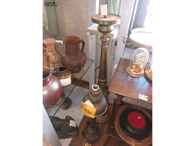 Lot 110 - koperen kandelaar en lamp - afbeelding 1 van  4