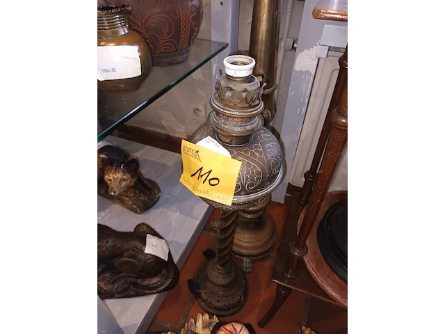 Lot 110 - koperen kandelaar en lamp - afbeelding 2 van  4