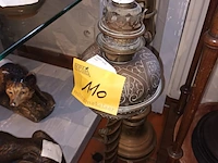 Lot 110 - koperen kandelaar en lamp - afbeelding 2 van  4
