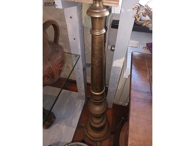 Lot 110 - koperen kandelaar en lamp - afbeelding 3 van  4
