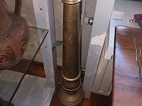 Lot 110 - koperen kandelaar en lamp - afbeelding 3 van  4