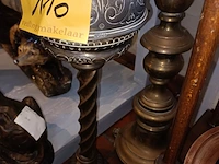 Lot 110 - koperen kandelaar en lamp - afbeelding 4 van  4