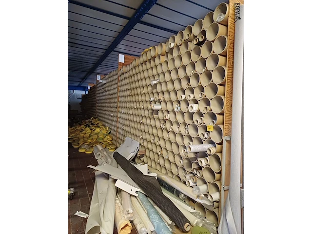 Lot 1102 - diverse stoffen. inhoud kokers - afbeelding 1 van  11