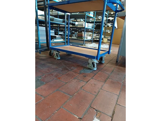 Lot 1104 - transportkar en kledingrek - afbeelding 3 van  5