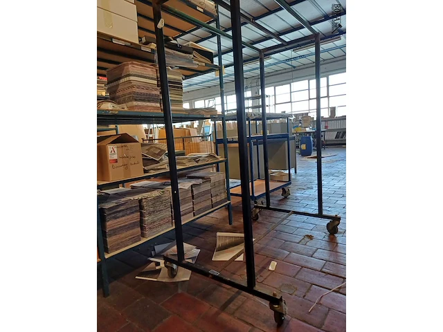 Lot 1104 - transportkar en kledingrek - afbeelding 5 van  5