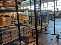 Lot 1104 - transportkar en kledingrek - afbeelding 5 van  5