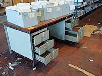 Lot 1105 - metalen bureau. 2 stuks - afbeelding 2 van  6